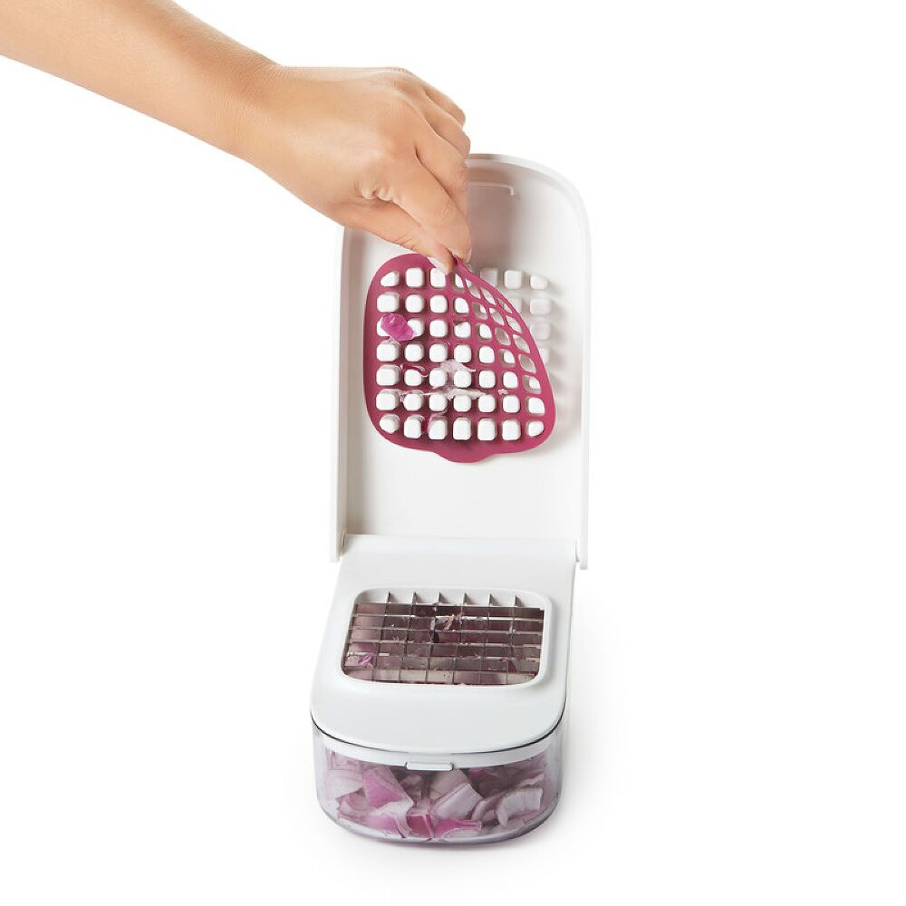 Vegetable Chopper with Easy-Pour Opening S7