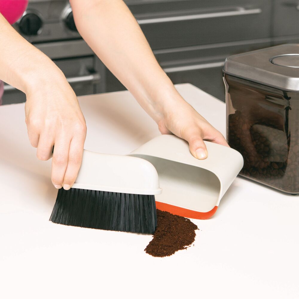 Compact Dustpan & Brush Set O4