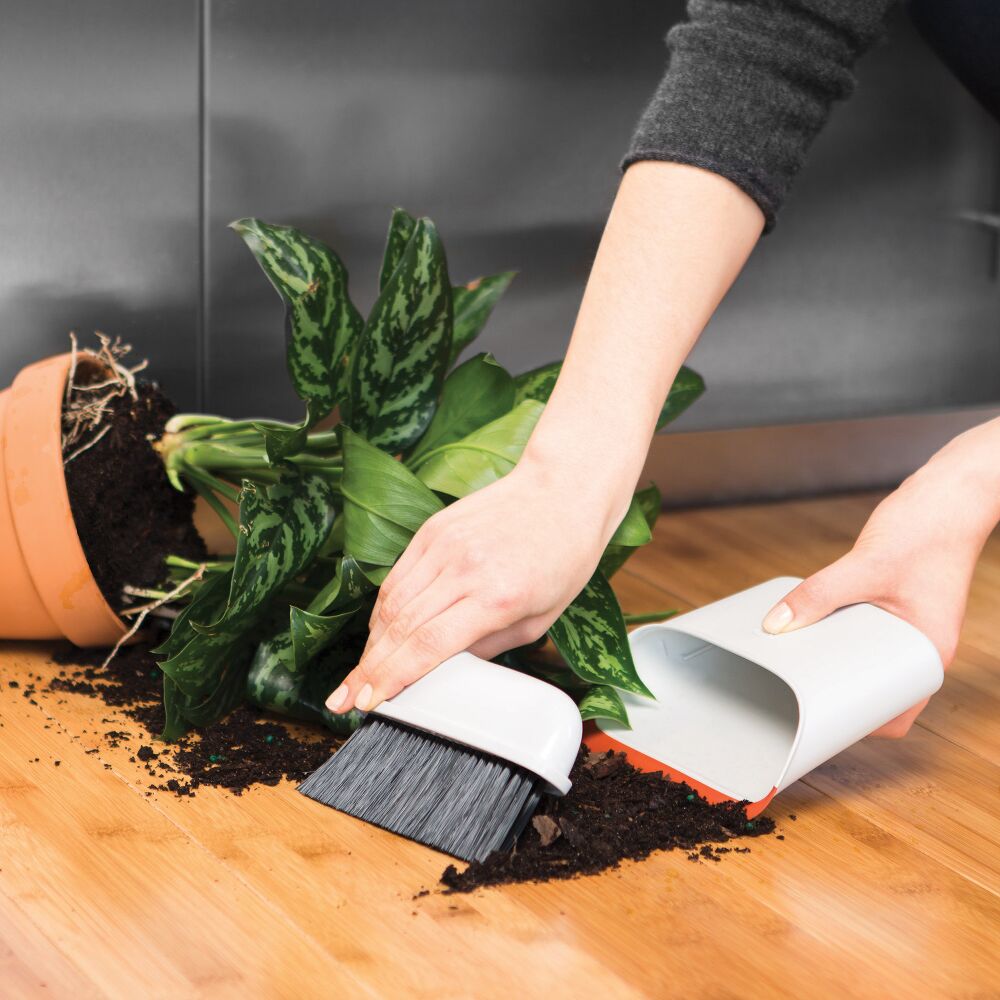 Compact Dustpan & Brush Set O4
