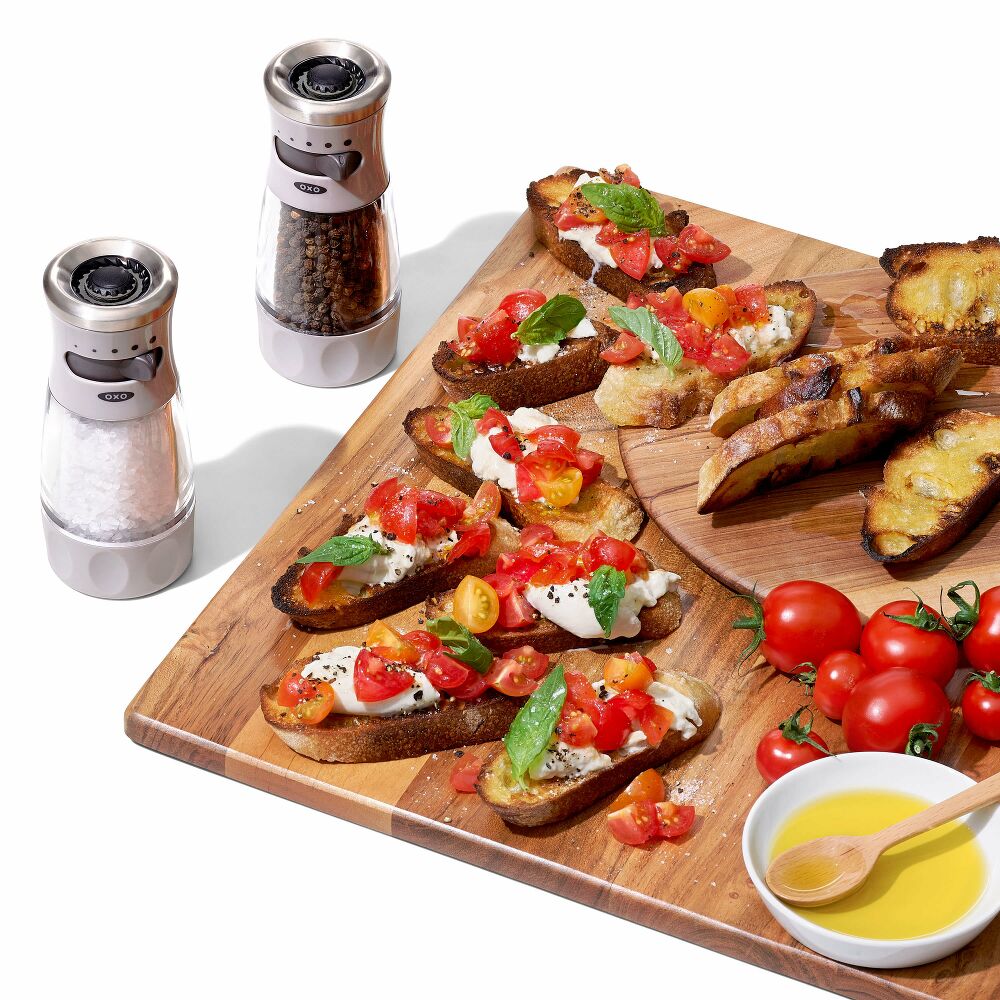 Contoured Mess-Free Salt Grinder D0