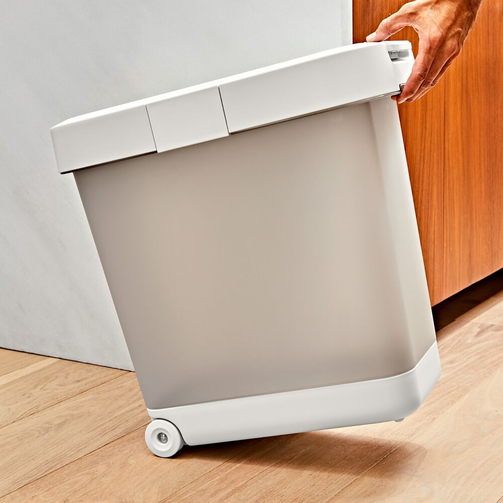OXO Pet Airtight Food Container with Scoop — Large P1